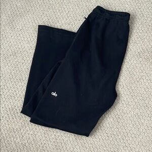 ALO Yoga Mens Black Sweatpants for Ultimate Comfort